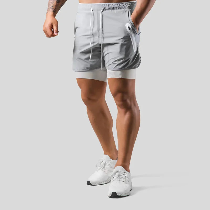 Este short masculino possui dois bolsos para facilitar o armazenamento de objetos durante atividades físicas ou no dia a dia. Feito com material resistente e de alta qualidade, oferece conforto e praticidade, sem deixar de lado o estilo. Ideal para homens ativos e modernos.