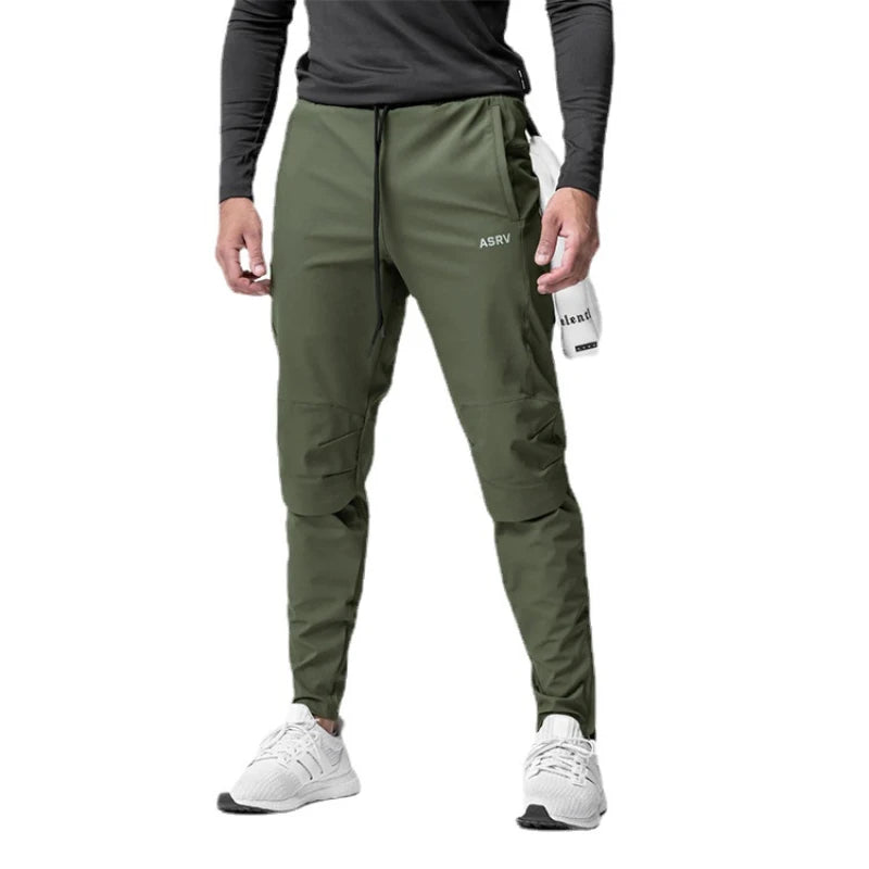 Calça esportiva masculina projetada para máximo desempenho. Tecido de secagem rápida que mantém você confortável durante treinos intensos na academia ou corridas longas. O zíper estrategicamente posicionado oferece praticidade para vestir e ajustar. Perfeita para quem busca conforto, funcionalidade e estilo em uma única peça. Eleve seu treino ao próximo nível!