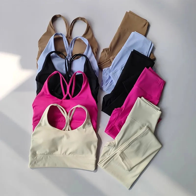 Este Conjunto Fitness Feminino é perfeito para quem procura conforto e estilo durante a prática de atividades físicas. Com seu top cropped e legging cintura alta, possui tecido respirável que proporciona maior comodidade para o seu treino. Além disso, seu design moderno e versátil complementa qualquer look esportivo.