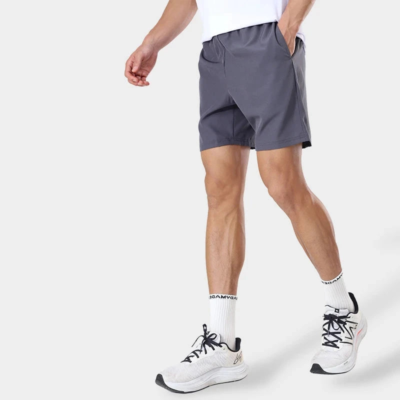 O Short Esportivo Médio é ideal para atividades físicas, oferecendo conforto e liberdade de movimento. Com tecido resistente e tecnologia de absorção de suor, mantém você seco e fresco durante seu treino. Seu cós elástico proporciona um ajuste perfeito, permitindo que você se concentre em seu desempenho